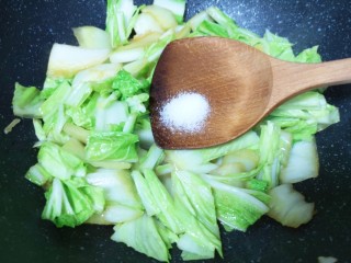大白菜炖粉条,放盐调味。