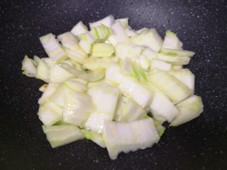 大白菜炖粉条,下入白菜梆翻炒均匀。