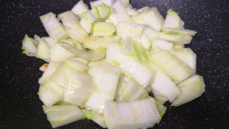 大白菜炖粉条,下入白菜梆翻炒均匀。