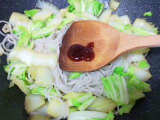 大白菜炖粉条,放蚝油翻炒均匀，焖一分钟左右，让粉条入味。