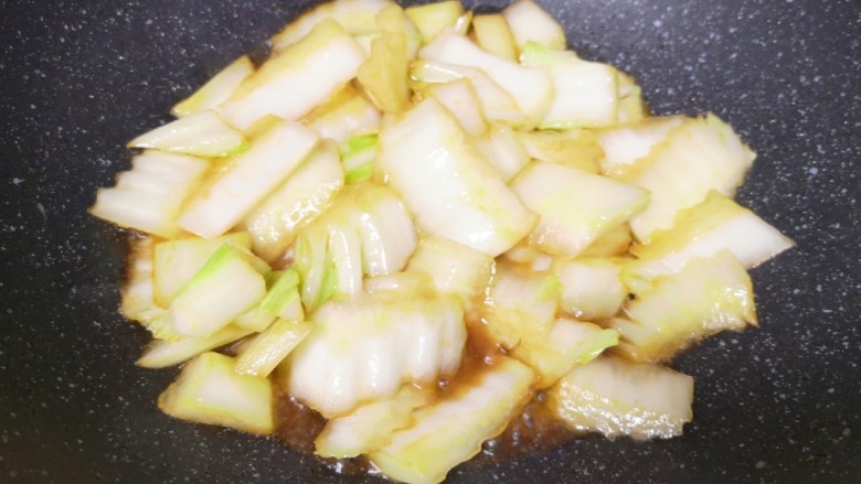 大白菜炖粉条,加入鲜贝露调味汁翻炒均匀。