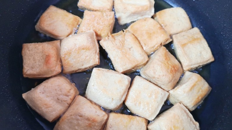 油菜豆腐,中小火炸至两面金黄，盛出备用。
