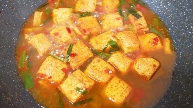 油菜豆腐,加入开水烧开，小火煮至豆腐变软，让豆腐充分的吸收酱汁。