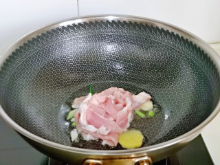 大白菜炖粉条,加入切好的肉片煸炒。