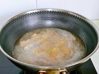 大白菜炖粉条,加入纯净水，大火烧开后转中火炖煮10分钟。(水量可以自己掌握，但是不建议太少，因为粉条很吸汤）
