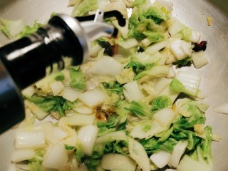大白菜炖粉条,放入原味鲜酱油和鸡汁