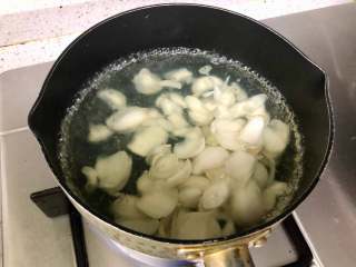 西芹百合炒虾仁，健康绿色低脂的美味,锅里加入适量清水，开锅后将芹菜煮20秒捞出；