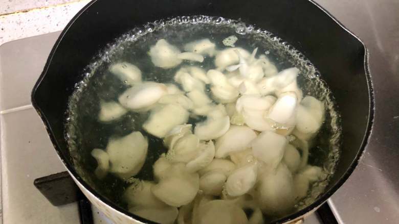 西芹百合炒虾仁，健康绿色低脂的美味,锅里加入适量清水，开锅后将芹菜煮20秒捞出；