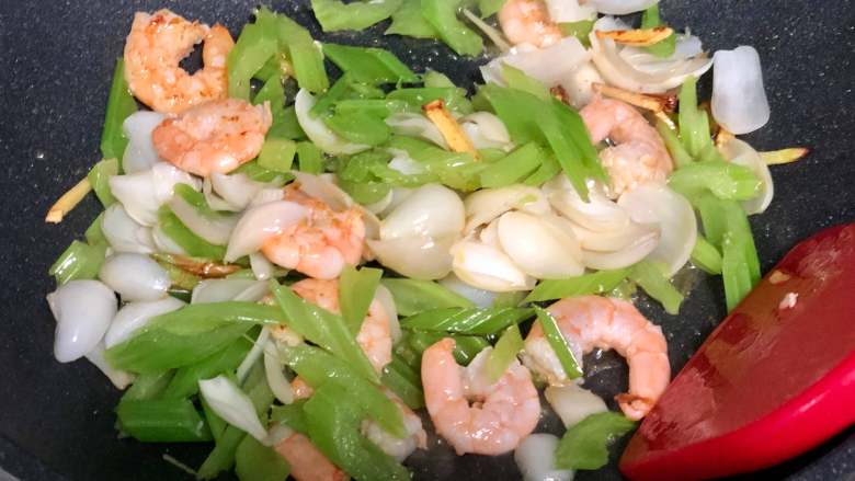 西芹百合炒虾仁，健康绿色低脂的美味,加入芹菜和百合一起翻炒；