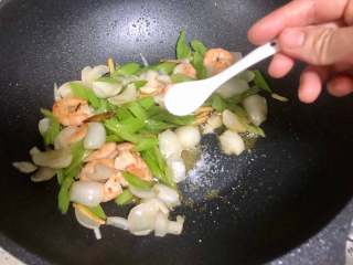 西芹百合炒虾仁，健康绿色低脂的美味,加入一小勺糖和一小勺盐，继续翻炒；