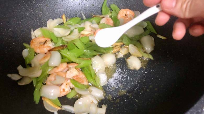 西芹百合炒虾仁，健康绿色低脂的美味,加入一小勺糖和一小勺盐，继续翻炒；