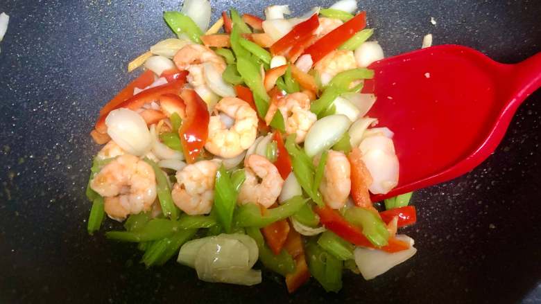 西芹百合炒虾仁，健康绿色低脂的美味,最后放入红椒翻炒两分钟即可。