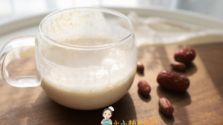 12个月以上辅食花生红枣奶浆,食材的比例根据自己的喜好灵活调整
