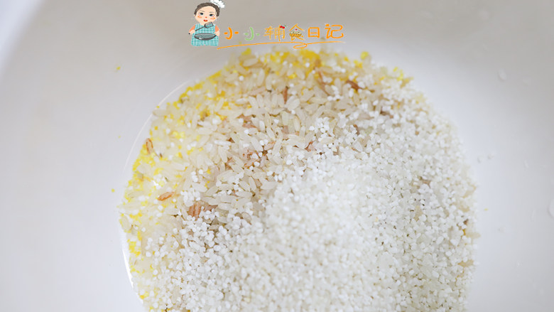 胚芽米粥吐司,我把米放入锅里洗干净，米跟水的比例是1:6，这里有谷物米里面是三种米在里面，白色的是胚芽粥米一起煮