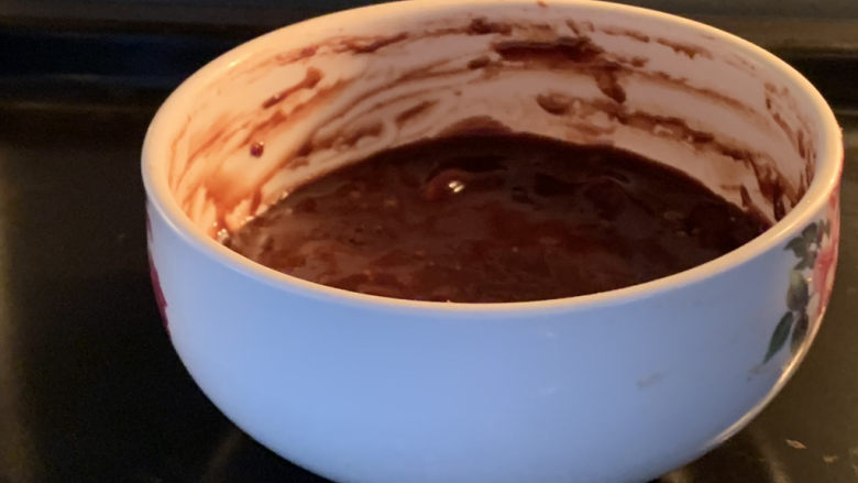 巧克力布朗尼蛋糕,把<a style='color:red;display:inline-block;' href='/shicai/ 874'>巧克力</a>放入碗中，放进烤箱或直接拿热水溶化
成糊状