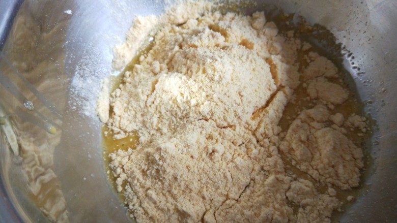玉米渣煎饼,剩下的蛋液放入玉米粉。