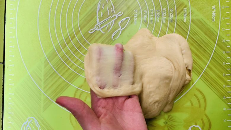 紫薯小面包,揉搓出手套膜就可以了。