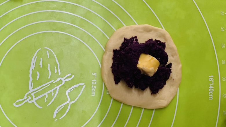紫薯小面包,擀开面皮，中间放一块黄油。