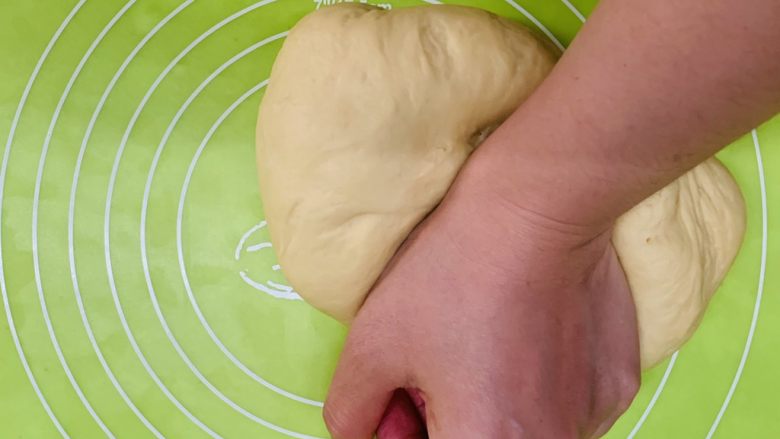 紫薯小面包,放案板上揉搓排气5分钟。