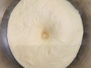 紫薯小面包,放置温暖处发酵至两倍大。 