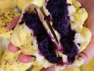 紫薯小面包,立即试一个，面包松软，紫薯馅料加入黄油很是软滑。常温可以放置3天，建议尽快吃完。