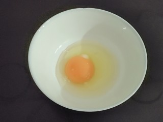 蒸鸡蛋羹,取一枚鸡蛋打入碗中。