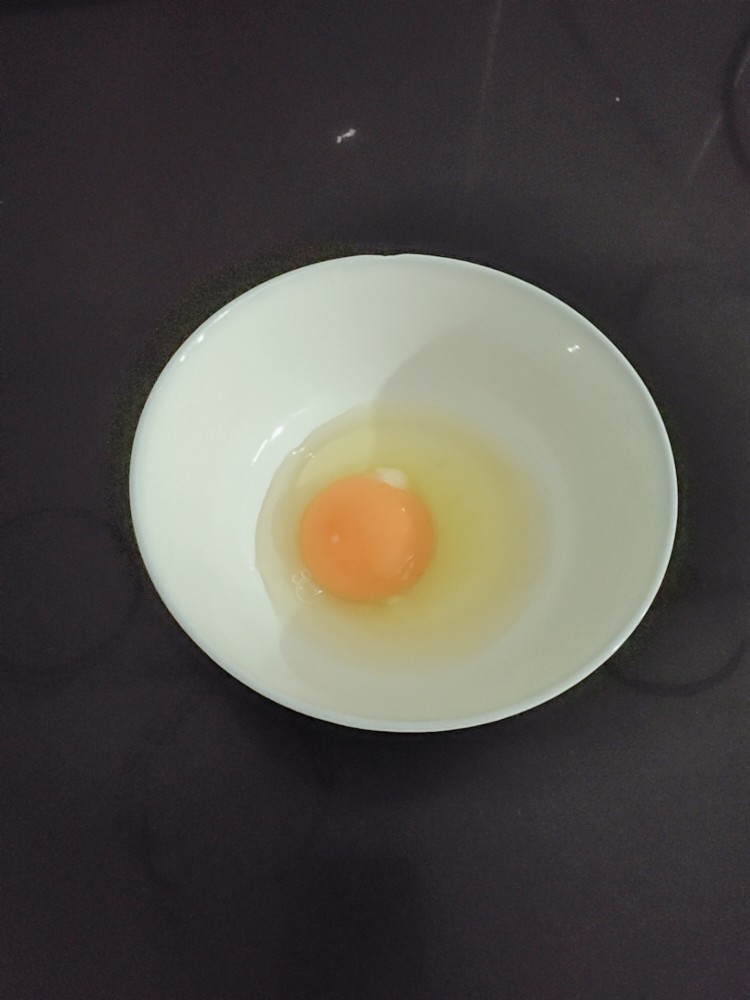 蒸鸡蛋羹,取一枚<a style='color:red;display:inline-block;' href='/shicai/ 9'>鸡蛋</a>打入碗中。