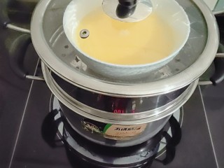 蒸鸡蛋羹,等锅里的水开了，把鸡蛋液放进锅里面蒸。蒸7分钟即可。