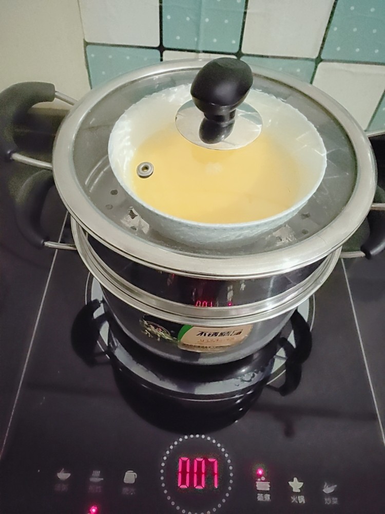 蒸鸡蛋羹,等锅里的水开了，把鸡蛋液放进锅里面蒸。蒸7分钟即可。