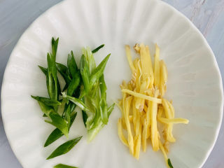 大白菜炖粉条,葱、姜切丝