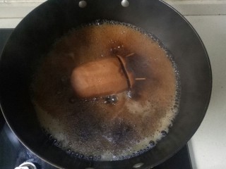 糯米藕,把莲藕和汤汁都倒入炒锅中，大火煮五分钟收汁