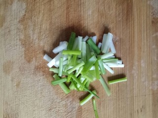 大白菜炖粉条,小葱切段