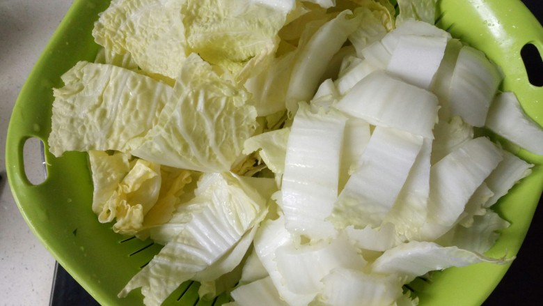 大白菜炖粉条,切成自己想要的大小。菜叶菜梗分开