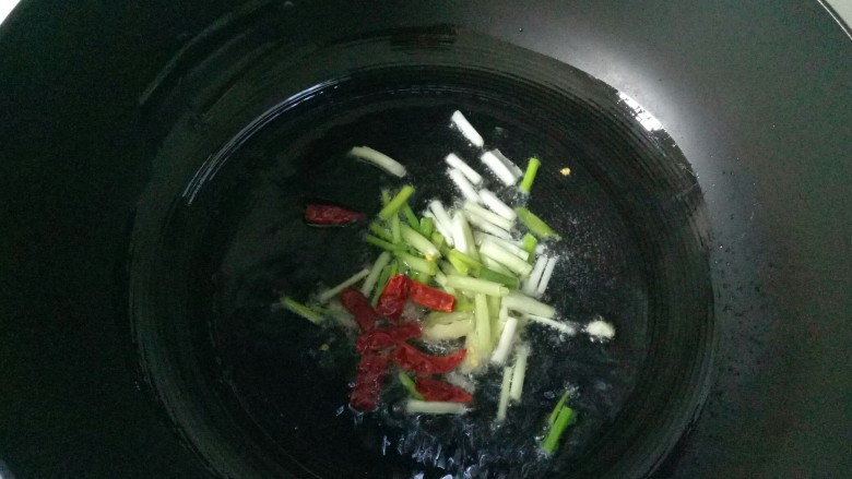 大白菜炖粉条,放入葱姜干红辣椒爆香