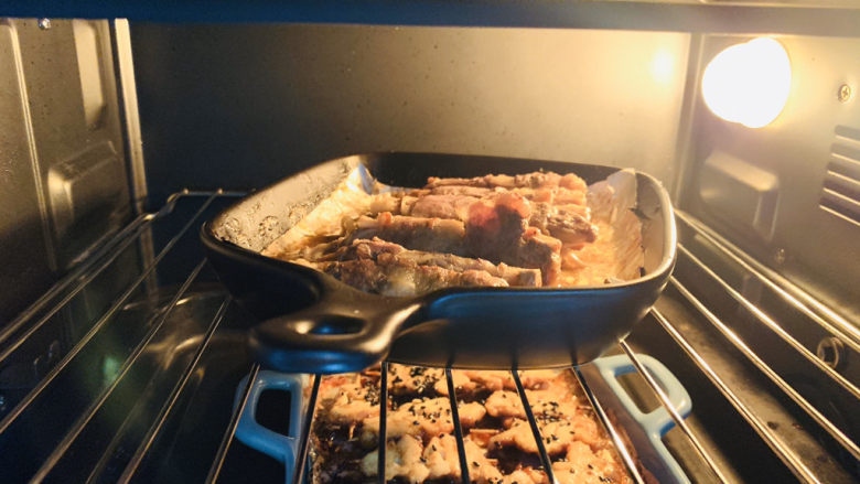 金针菇牛肉卷,烤十几分钟后看金针菇烤的情况，如果不够干，就再烤一会；