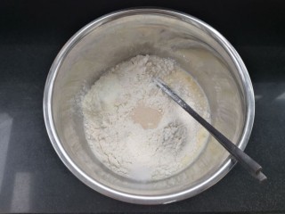 幸运星小餐包,除黄油外的所有面团材料按照先液体后干性材料放进和面盆，注意盐要单独放一个角落，不能和酵母直接接触，以免酵母失去活性