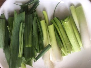 大白菜炖粉条,蒜苗切段