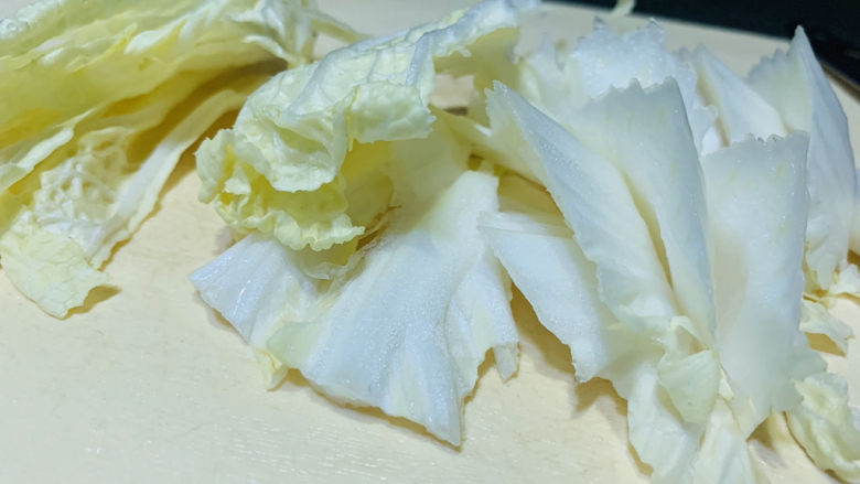 大白菜炖粉条,把白菜梗和叶子分开切；