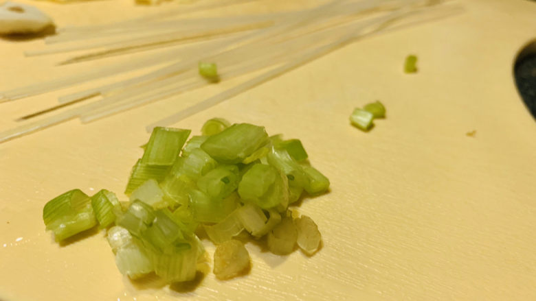 大白菜炖粉条,葱头洗干净，切粒；