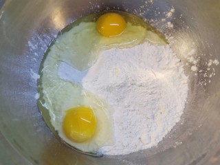 炸酱面~自制手擀面版,打入两个鸡蛋