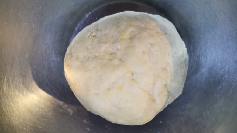 炸酱面~自制手擀面版,由于里面有鸡蛋，所以面粉不容易粘连，如果粘连的话加少许干粉，揉成光滑面团