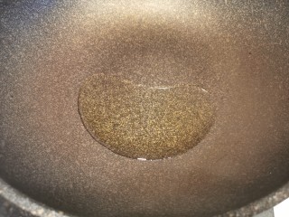 炸酱面~自制手擀面版,锅中放少许食用油，加热