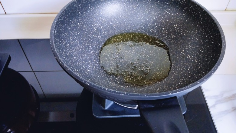 剁椒蒸芋头,锅中热油，9成热即可关火。