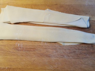 炸酱面~自制手擀面版,太长了就分成两片，两面都要撒面粉，像这样叠起来