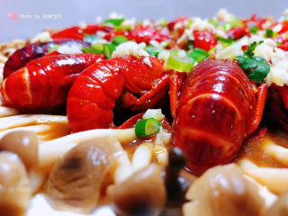 蒜香小龙虾,小龙虾和蟹味菇组合绝对是天衣无缝的美感