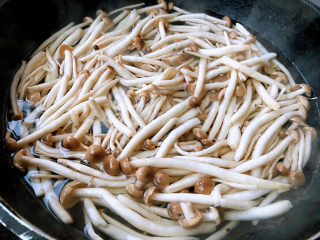 蒜香小龙虾,蟹味菇剪去根部一根一根掰开洗净放入开水中焯水至熟透