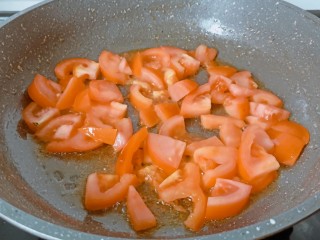 金针菇牛肉卷,锅里加适量的油放番茄翻炒。