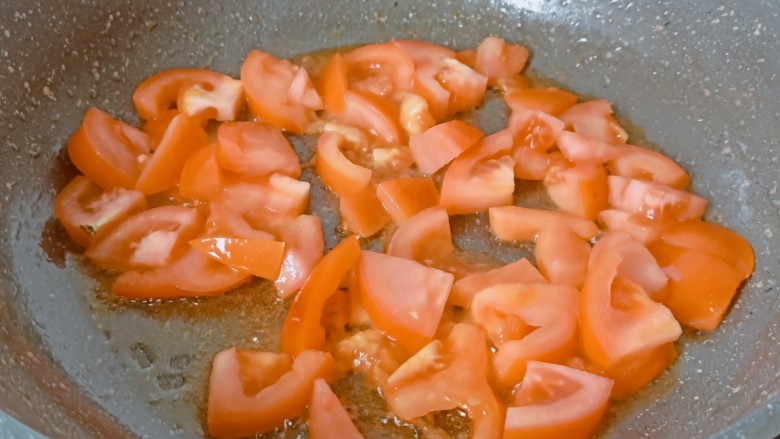 金针菇牛肉卷,锅里加适量的油放番茄翻炒。