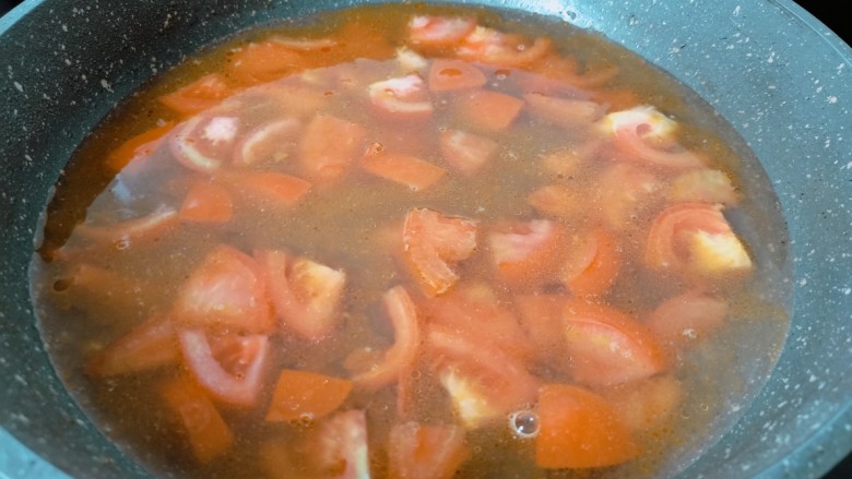 金针菇牛肉卷,番茄炒出汤汁加清水。