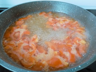 金针菇牛肉卷,开大火将番茄汁煮出。